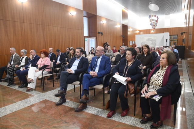 Santalices sitúa Otero Pedrayo e Carvalho Calero como construtores da identidade galega